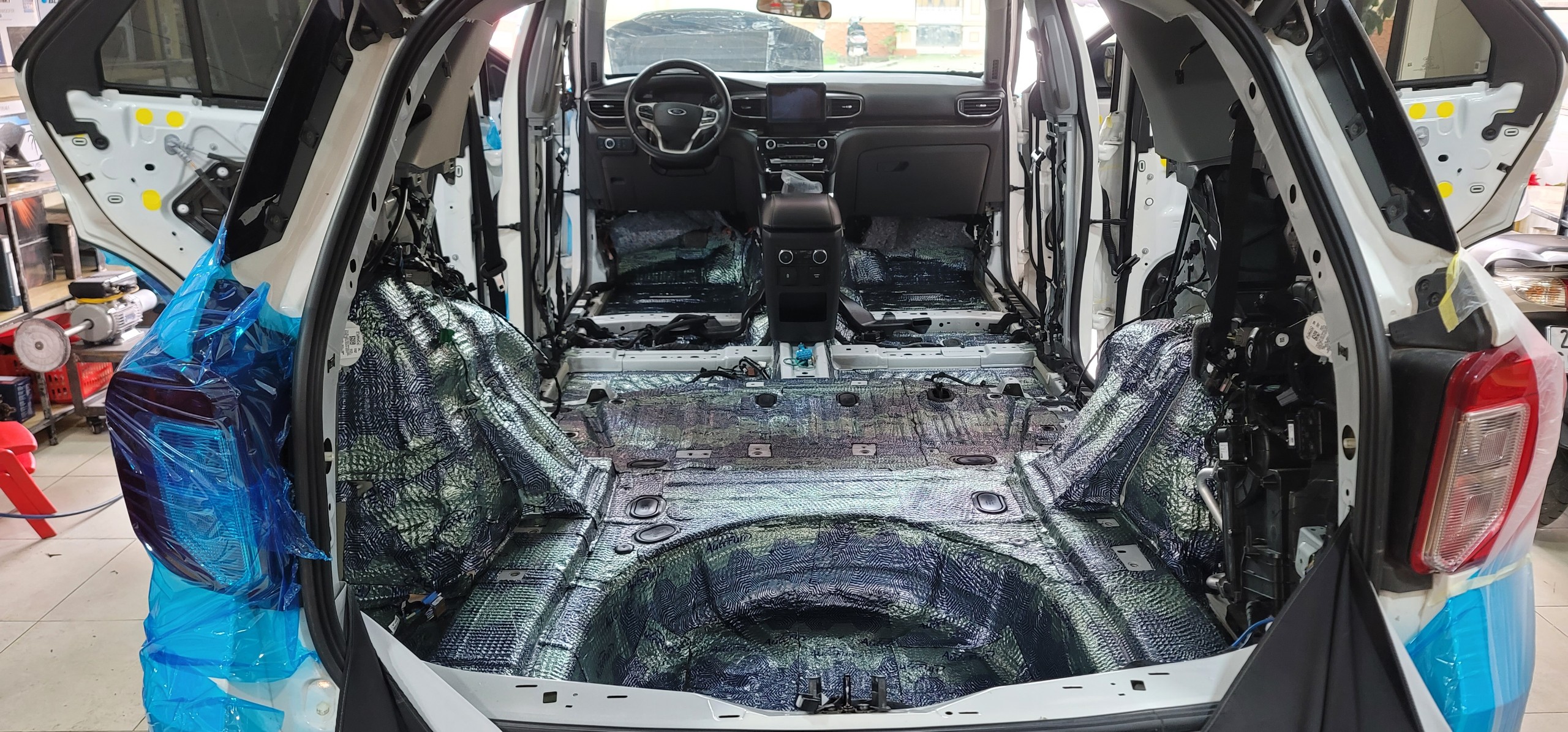 Triển khai lớp cách âm ô tô thứ 1st trên sàn xe Ford Explorer 2023 bằng vật liệu AutoFun VDM M3HX có độ dày 2.6mm