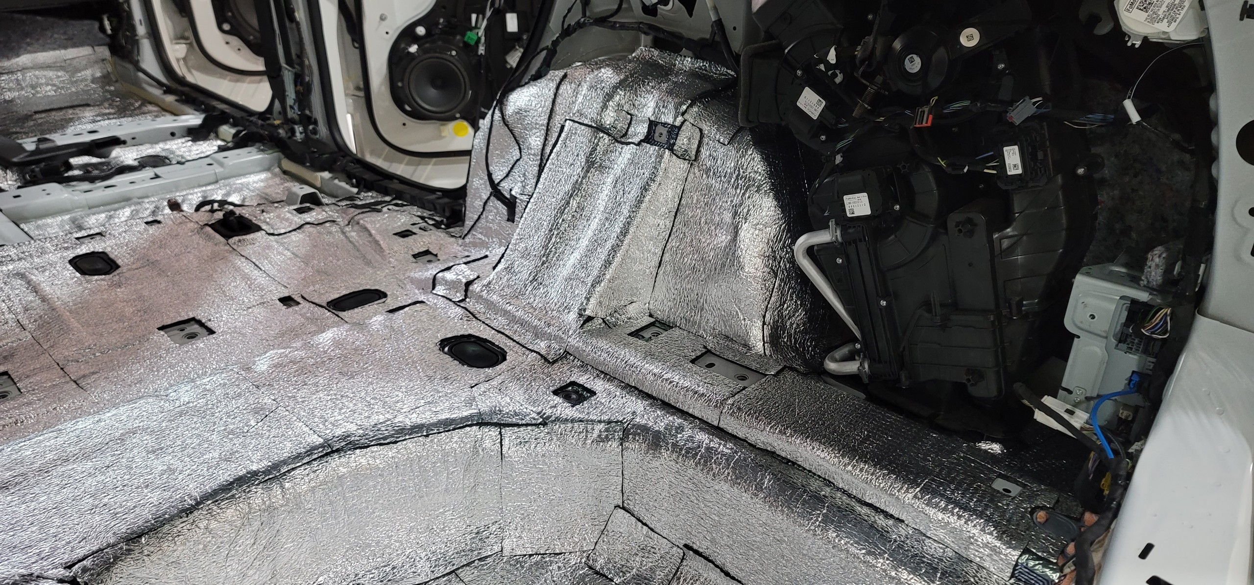 Vật liệu AutoFun SIM A4 PLUS thi công phía trên lớp AutoFun VDM M3HX khu vực sàn xe và vòm cua lốp trong - làm dịu đi tiếng dội lốp xe hiệu quả