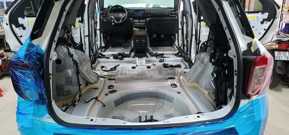 Sàn xe Ford Explorer 2023 sau khi được tháo phần ghế & tiến hành vệ sinh để chuẩn bị cho khâu thi công vật liệu cách âm ô tô AutoFun Russia